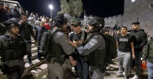 İSRAİL POLİSİ, FİLİSTİNLİLERE SALDIRDI